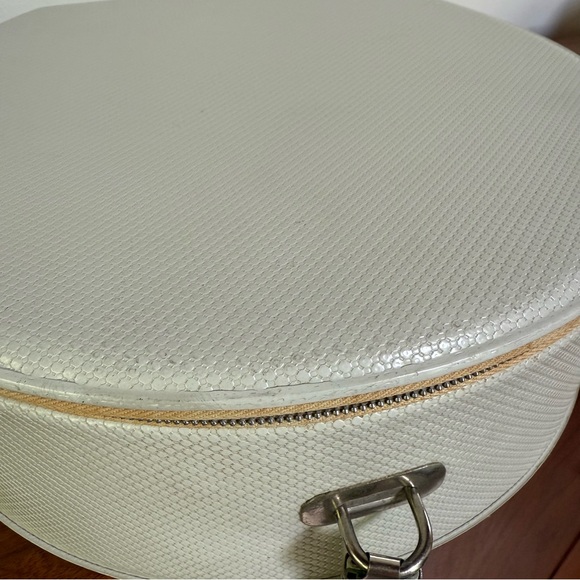 Vintage Round Travel Bag - Picture 8 of 8